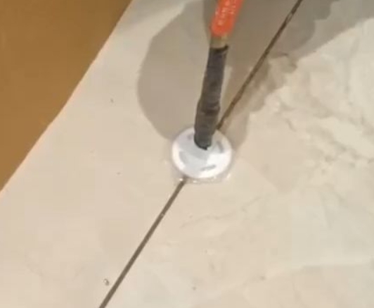 呼玛瓷砖空鼓维修公司专业解答瓷砖在铺贴过程中，如果没有涂抹均匀到位的粘结材料（如水泥砂浆或瓷砖胶），可能会导致以下问题