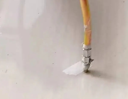 呼玛瓷砖空鼓维修公司专业解答在瓷砖铺贴过程中，如果使用的砂料过粗（如全部使用了粗砂），可能会导致以下问题