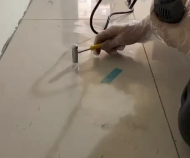 呼玛瓷砖开裂维修公司专业分享瓷砖在铺贴前如果没有沥干水分，将会导致以下问题